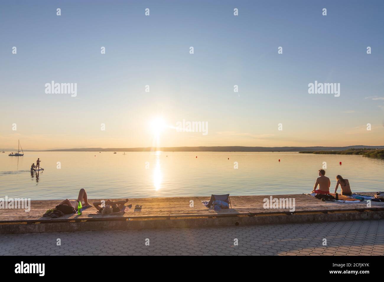 Weiden am See: spiaggia, lido a Neusiedler See (Lago Neusiedl), persone che prendono il sole a Neusiedler See (Lago Neusiedl), Burgenland, Austria Foto Stock