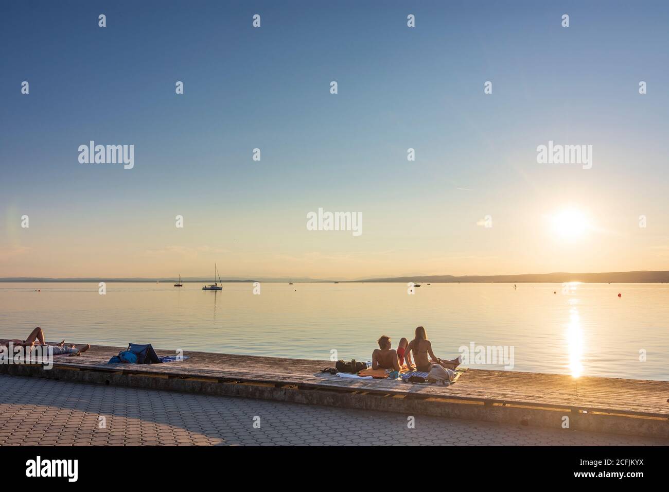 Weiden am See: spiaggia, lido a Neusiedler See (Lago Neusiedl), persone che prendono il sole a Neusiedler See (Lago Neusiedl), Burgenland, Austria Foto Stock