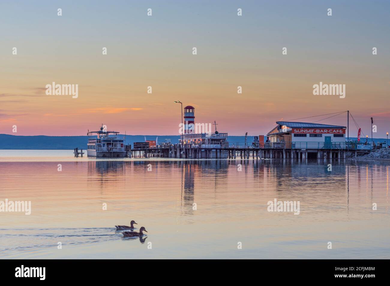 Podersdorf am See: Molo, nave passeggeri e faro a Neusiedler See (Lago Neusiedl), Burgenland, Austria Foto Stock