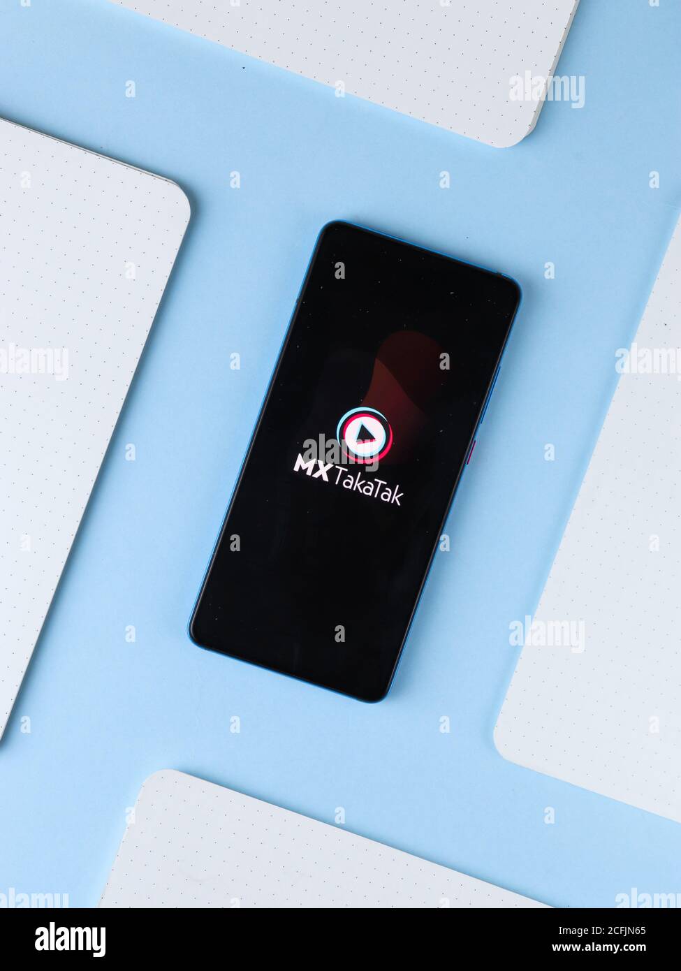 Assam, india - 6 settembre 2020 : il logo di MX Takatak sull'immagine di scorta dello schermo del telefono. Foto Stock