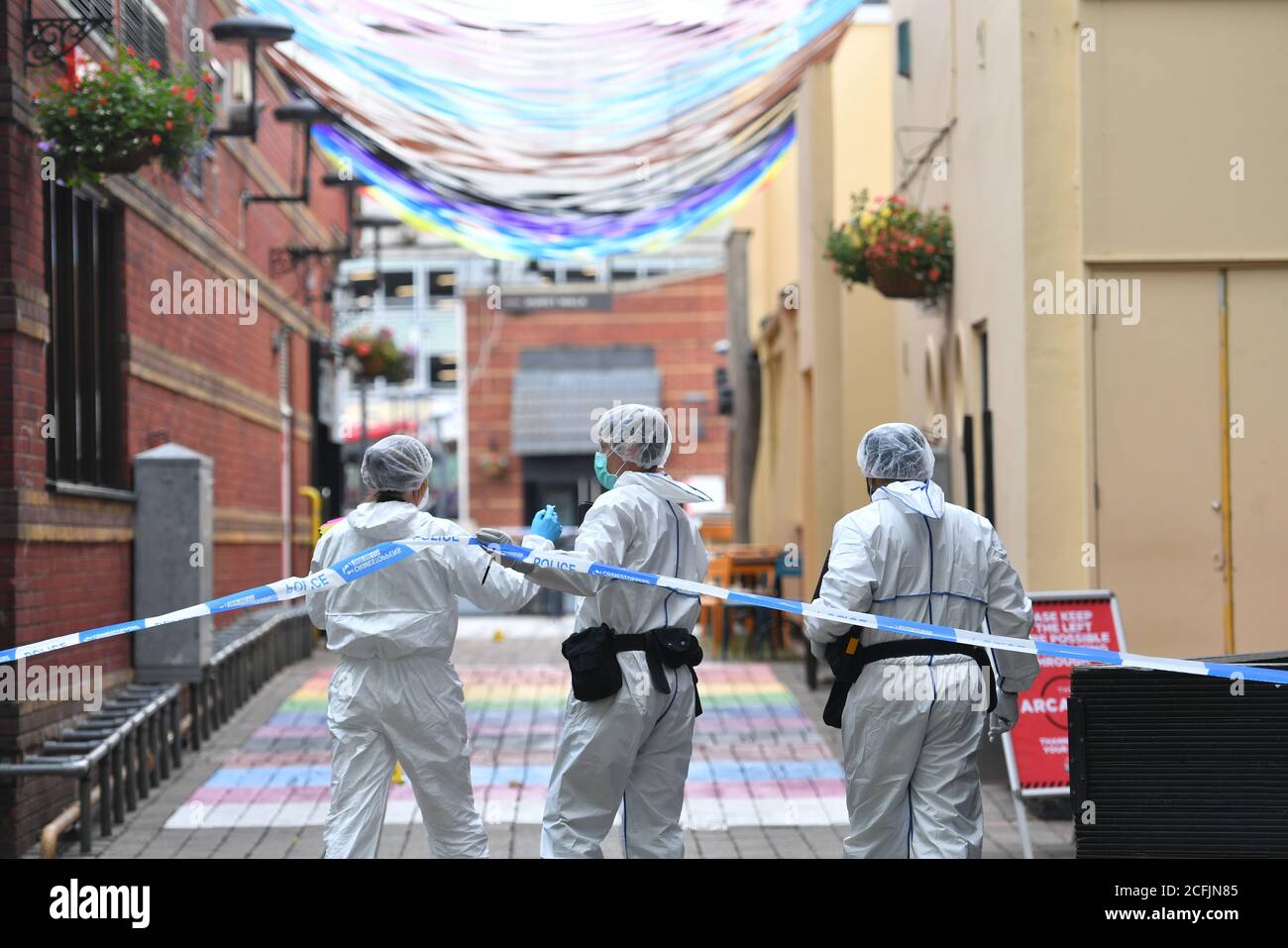 Tre ufficiali di polizia forense a fare strada giù Hurst Walk a Birmingham dopo un certo numero di persone sono stati pugnalati nel centro della città. La polizia sta cercando un sospetto a seguito degli attacchi nel centro della città in cui un uomo è stato ucciso e altre sette persone sono rimaste ferite. Foto Stock