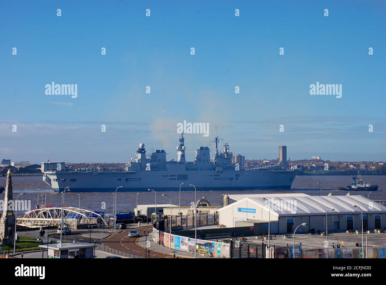 La Royal Navy Light Aircraft Carrier HMS Illustrious (R06) a Liverpool, Regno Unito Foto Stock