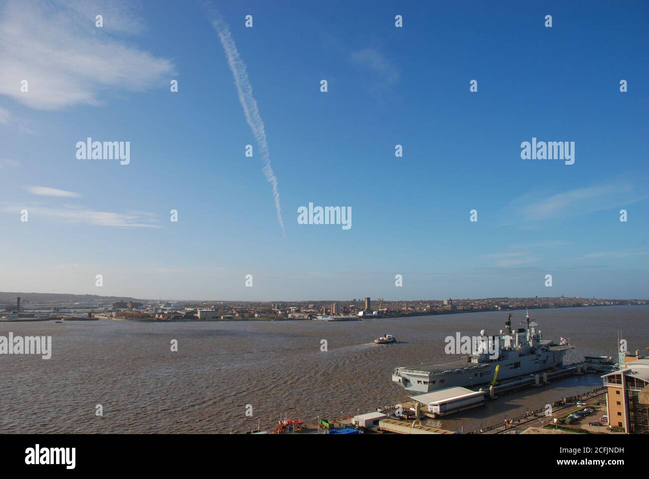 La Royal Navy Light Aircraft Carrier HMS Illustrious (R06) a Liverpool, Regno Unito Foto Stock