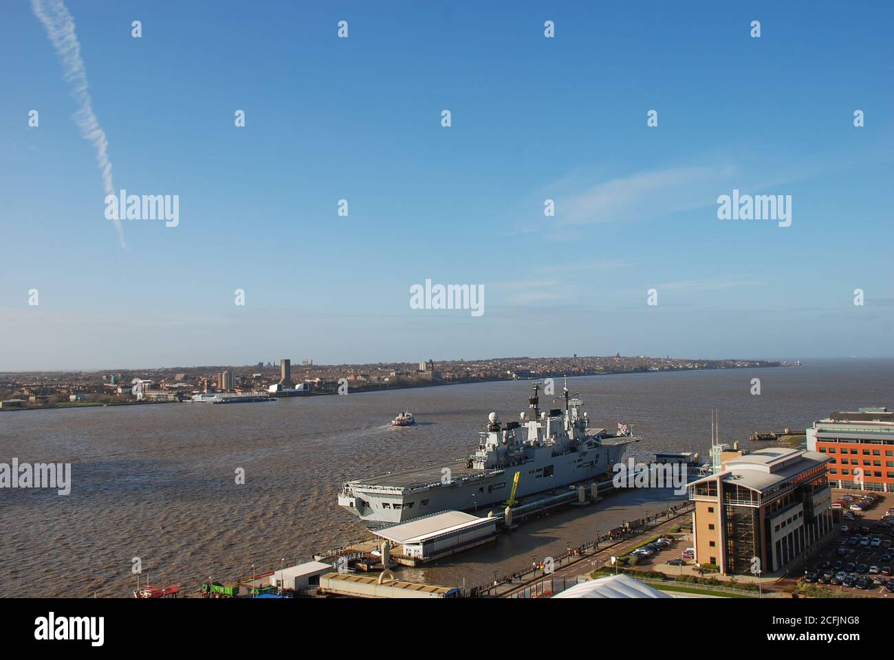 La Royal Navy Light Aircraft Carrier HMS Illustrious (R06) a Liverpool, Regno Unito Foto Stock