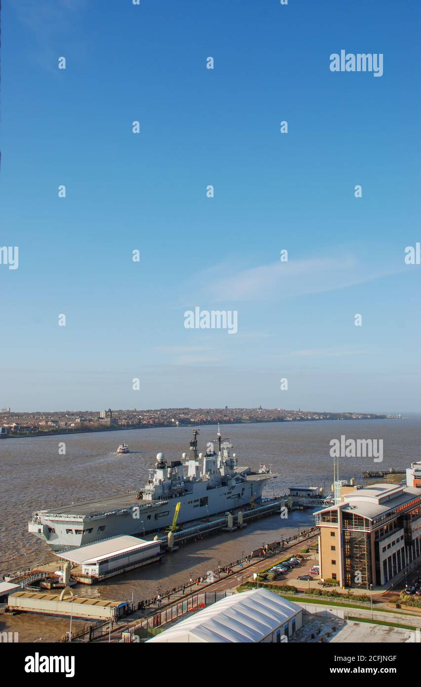 La Royal Navy Light Aircraft Carrier HMS Illustrious (R06) a Liverpool, Regno Unito Foto Stock
