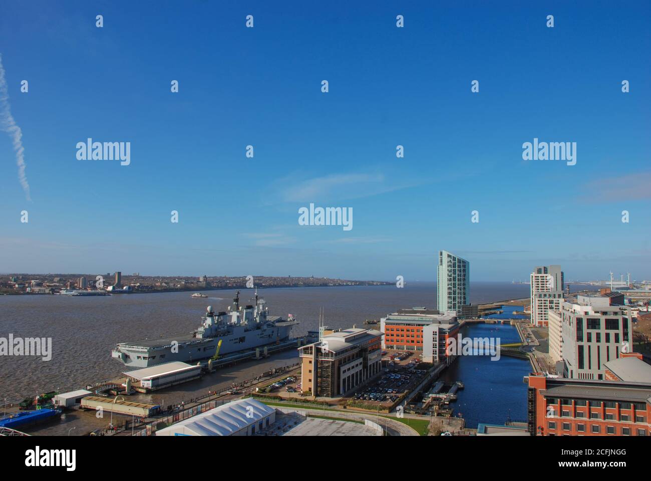 La Royal Navy Light Aircraft Carrier HMS Illustrious (R06) a Liverpool, Regno Unito Foto Stock