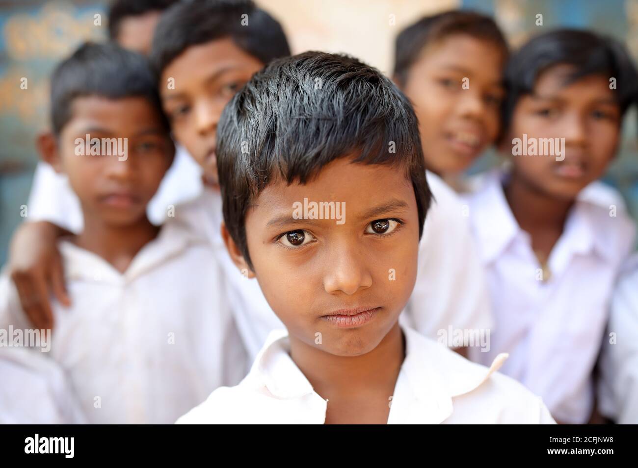 Ragazzi tribali alla scuola elementare in un villaggio rurale di Odisha, in India Foto Stock