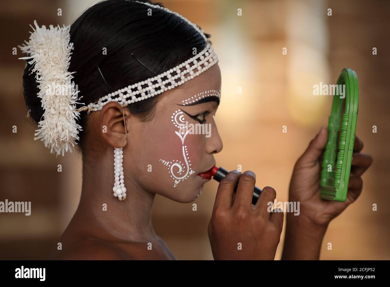 Giovane ballerino di Gotipua nel villaggio tradizionale di artigianato Raghurajpur vicino Puri, Odisha, India Foto Stock