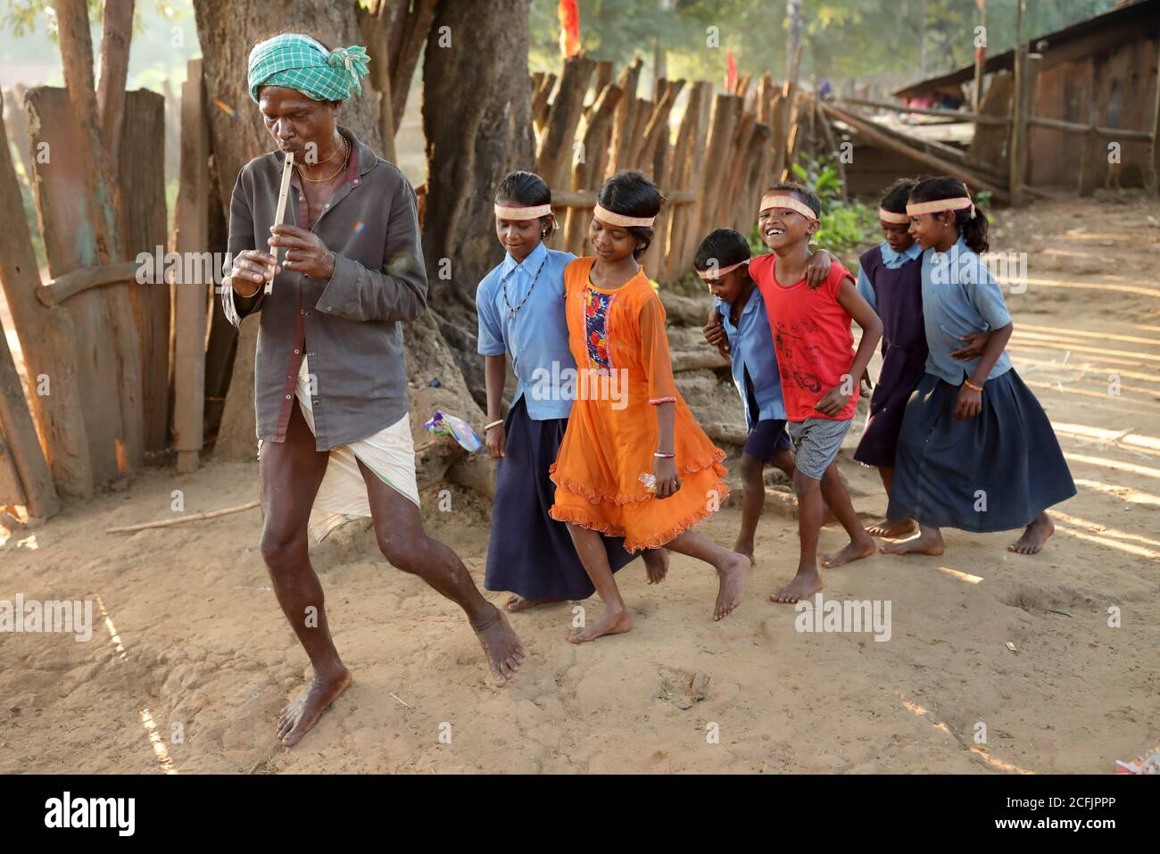 I bambini tribali ballano in un villaggio rurale nel Parco Nazionale di Kanger Valley, Chhattisgarh, India Foto Stock