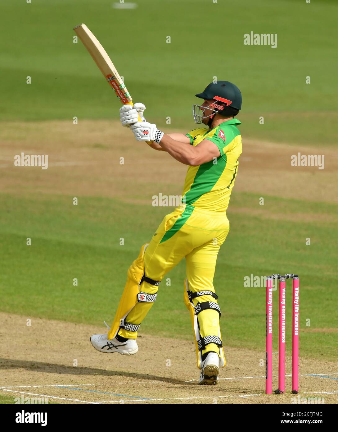 Marcus Stoinis in Australia raggiunge sei persone durante la seconda partita Vitality IT20 all'Ageas Bowl di Southampton. Foto Stock