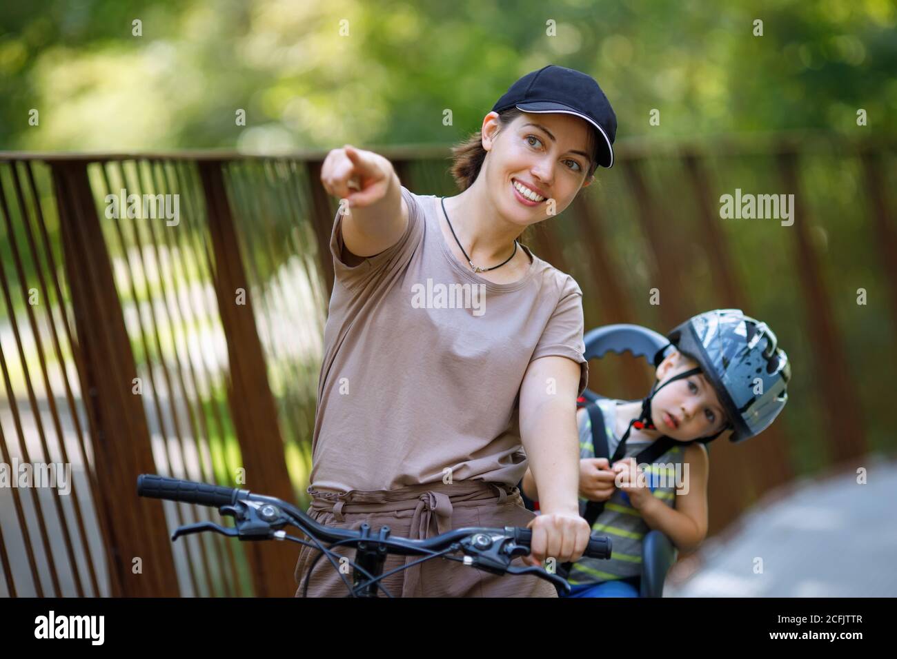 Madre con figlio a cavallo in bicicletta Foto Stock