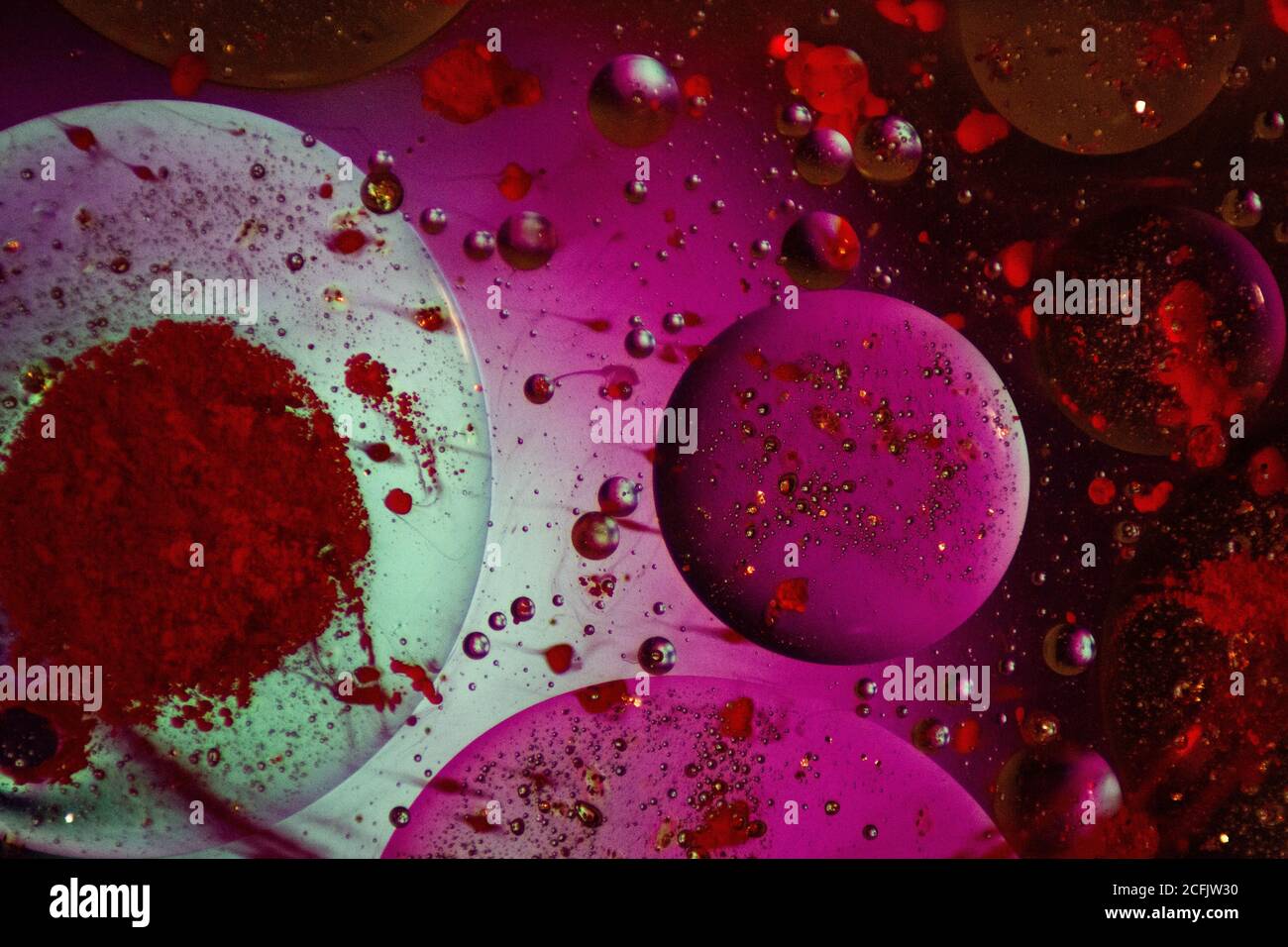 Macro di bollicine colorate su sfondo scuro - perfetto per sfondi o sfondo  Foto stock - Alamy