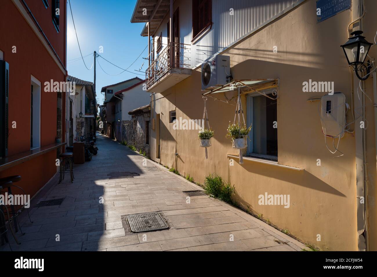Una stretta strada laterale nella città di Lefkada. Foto Stock