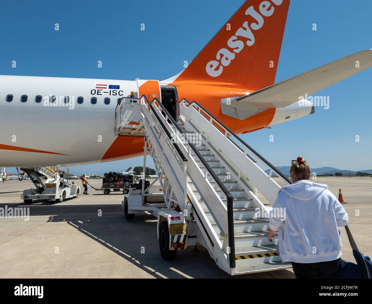 Passeggeri aerei che salgano a bordo di un volo EasyJet all'aeroporto di Aktion. Foto Stock