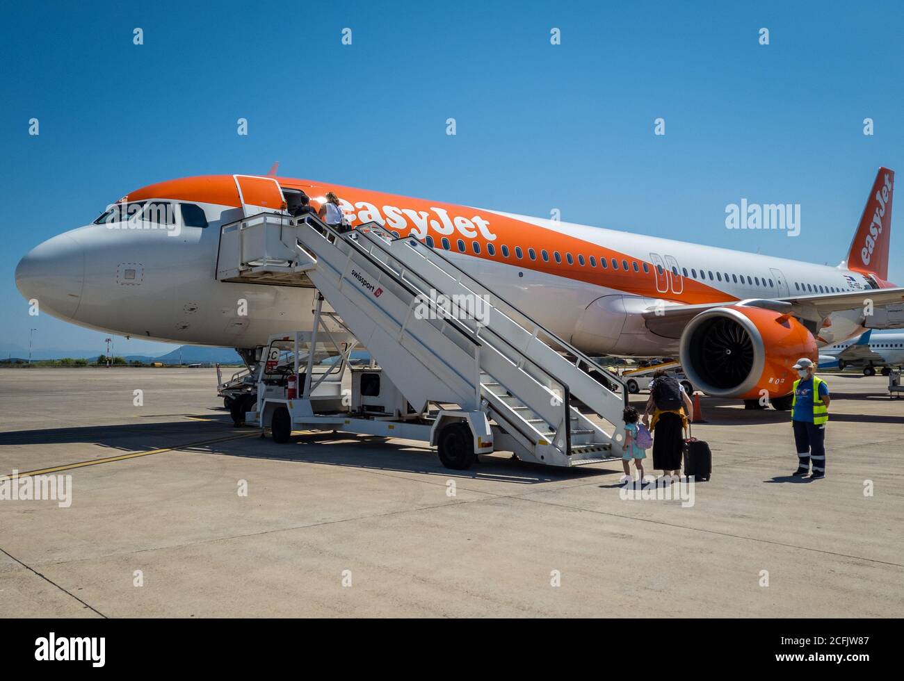 Passeggeri aerei che salgano a bordo di un volo EasyJet all'aeroporto di Aktion. Foto Stock