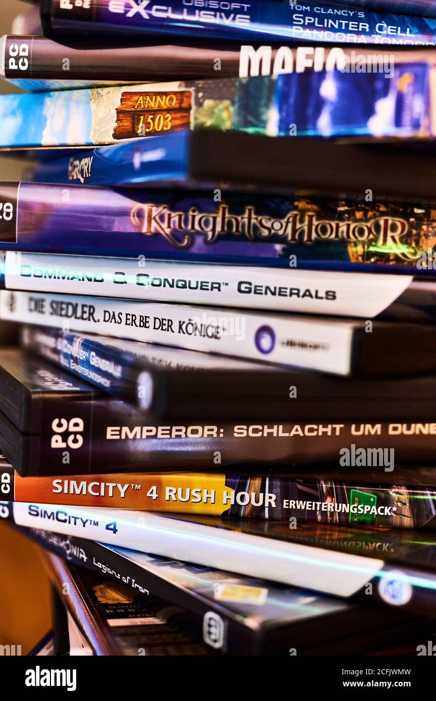 Berlino, Germania - 6 settembre 2020: Molti pacchetti diversi di giochi per computer. Foto Stock