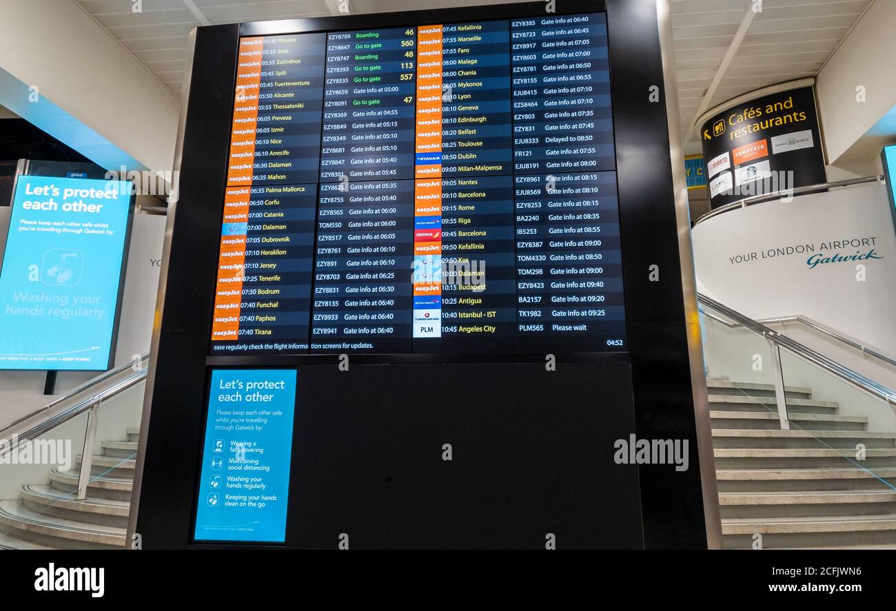 L'espositore delle informazioni sui voli nella sala partenze del Terminal Nord dell'aeroporto di Gatwick. Foto Stock L'espositore delle informazioni sui voli nella sala partenze del Terminal Nord dell'aeroporto di Gatwick. Foto Stock