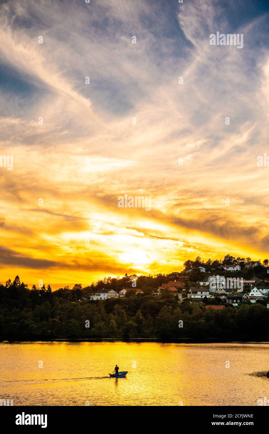 Tramonto spettacolare a Fana, Bergen, Norvegia Foto Stock