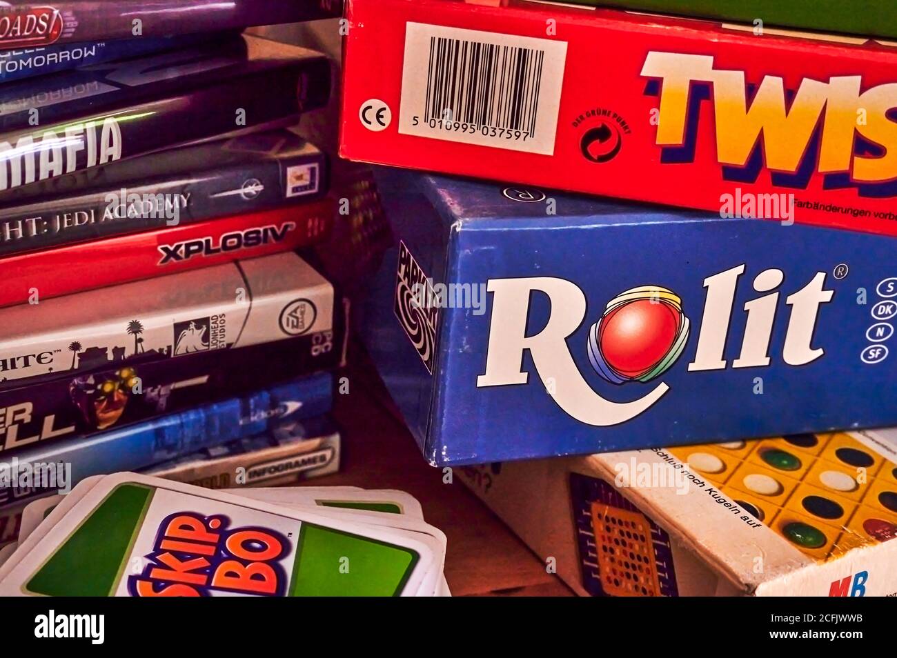Berlino, Germania - 6 settembre 2020: Molti pacchetti diversi di giochi da tavolo e giochi per computer. Foto Stock