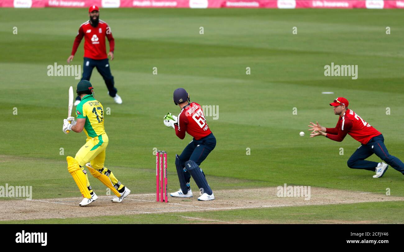 Marcus Stoinis (a sinistra) in Australia è stato catturato dal Dawid Malan inglese dal bowling di Adi Rashid durante la seconda partita di Vitality IT20 all'Ageas Bowl di Southampton. Foto Stock