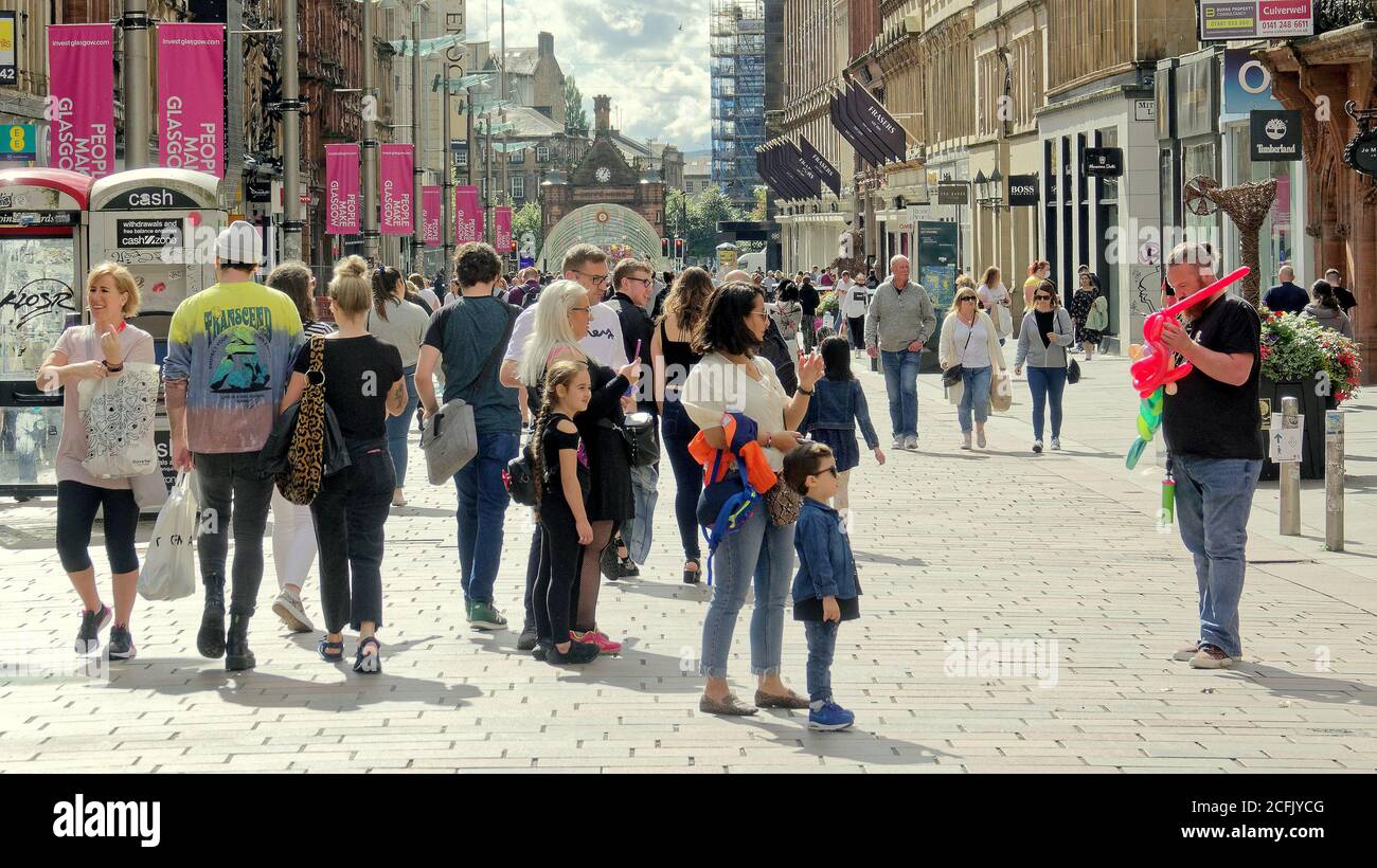 Glasgow, Scozia, Regno Unito, 6 settembre 2020: Regno Unito Meteo: Il clima estivo soleggiato e probabilmente l'ultimo dell'anno ha visto la gente del posto e i turisti godersi il verde di George Square e le strade del centro della città, mentre la città continua a bloccarsi mentre le folle erano fuori su buchanan Street sul miglio stile..UNO scultore balloon fa un bambino un giocattolo. Credit: Gerard Ferry/Alamy Live News Foto Stock