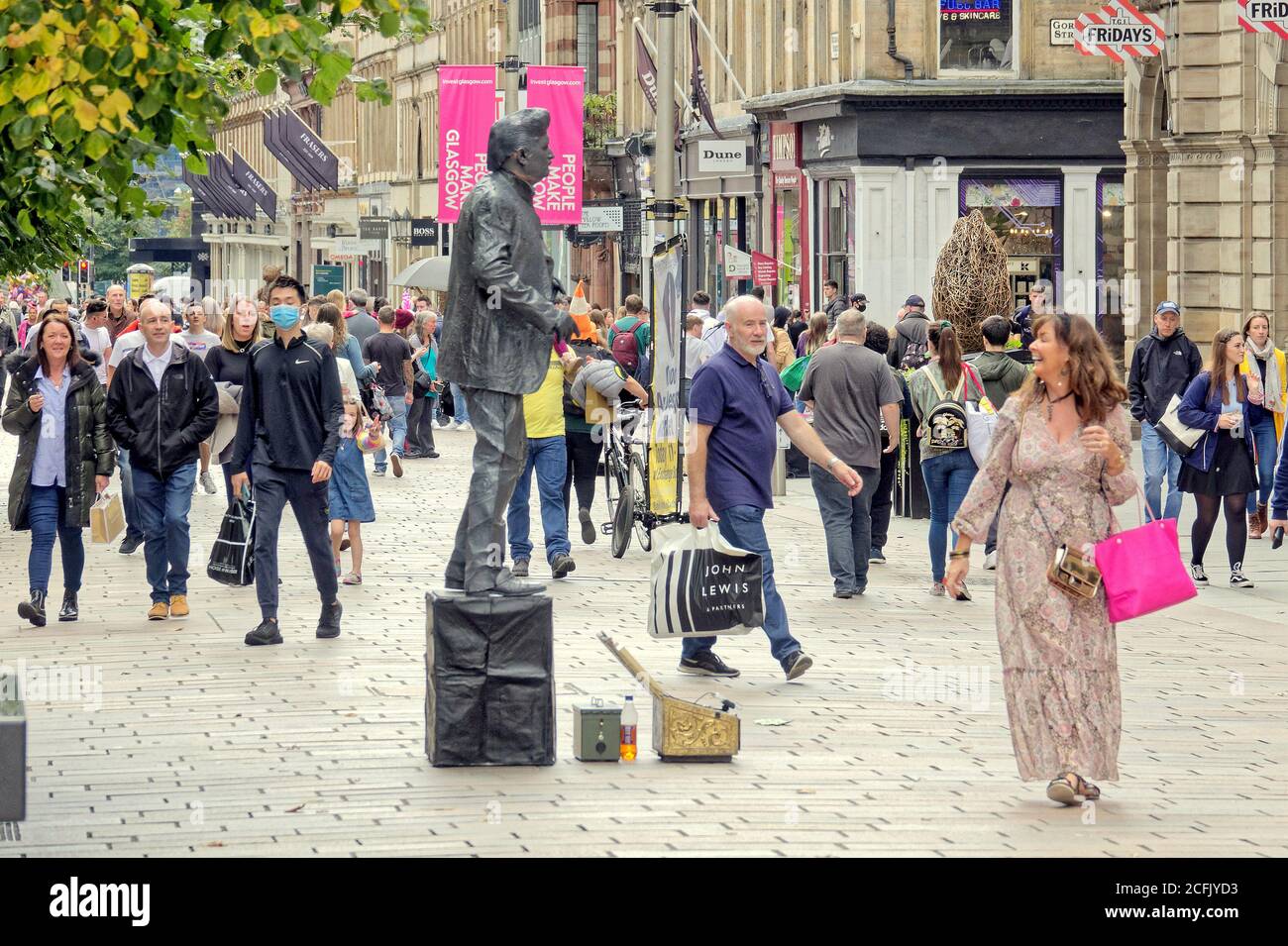 Glasgow, Scozia, Regno Unito, 6 settembre 2020: Regno Unito Meteo: Il clima estivo soleggiato e probabilmente l'ultimo dell'anno ha visto la gente del posto e i turisti godersi il verde di George Square e le strade del centro della città, mentre la città continua a bloccarsi mentre le folle erano fuori su buchanan Street, sullo Style Mile, con una vita immensabile di elvis statua che alza un sorriso.. Credit: Gerard Ferry/Alamy Live News Foto Stock