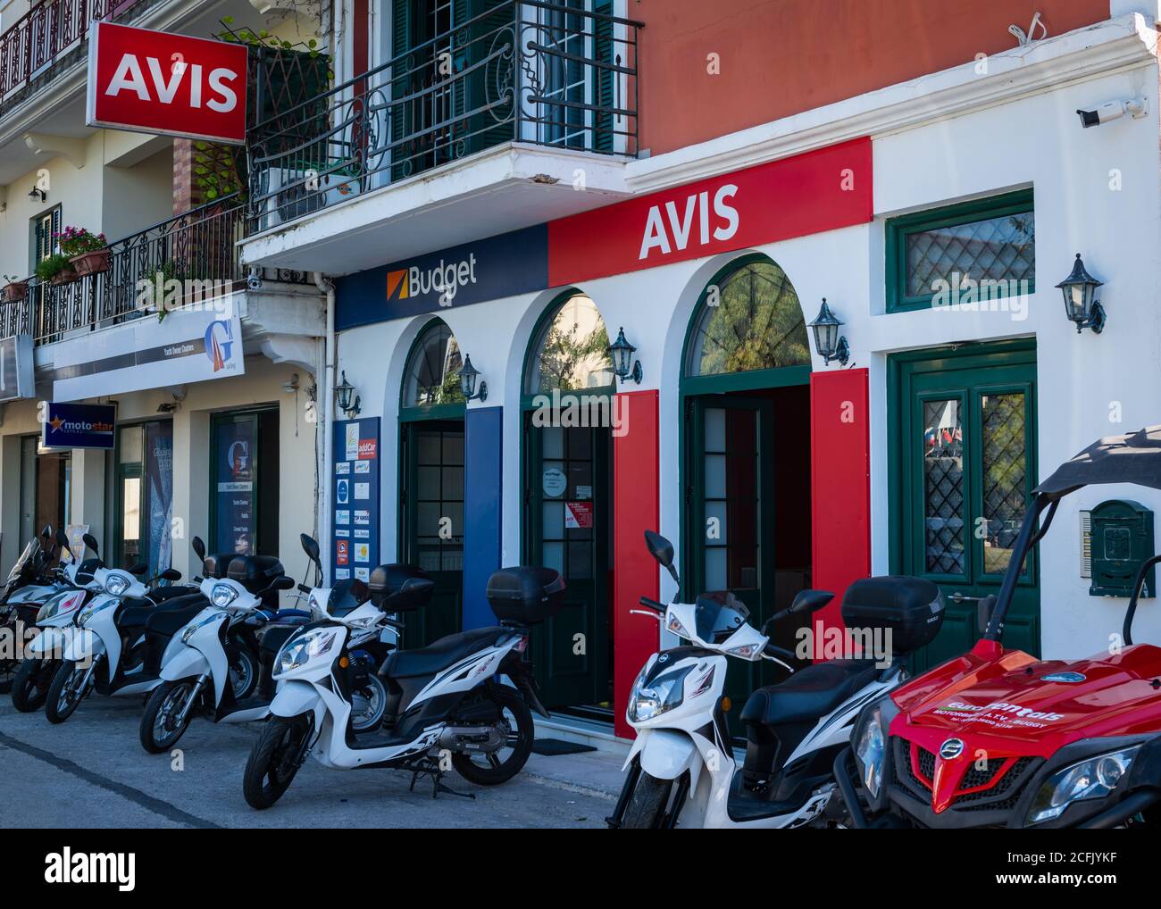 Una filiale di Avis noleggio auto a Lefkada città che soddisfa le esigenze di trasporto dei turisti su questa isola di vacanza. Foto Stock
