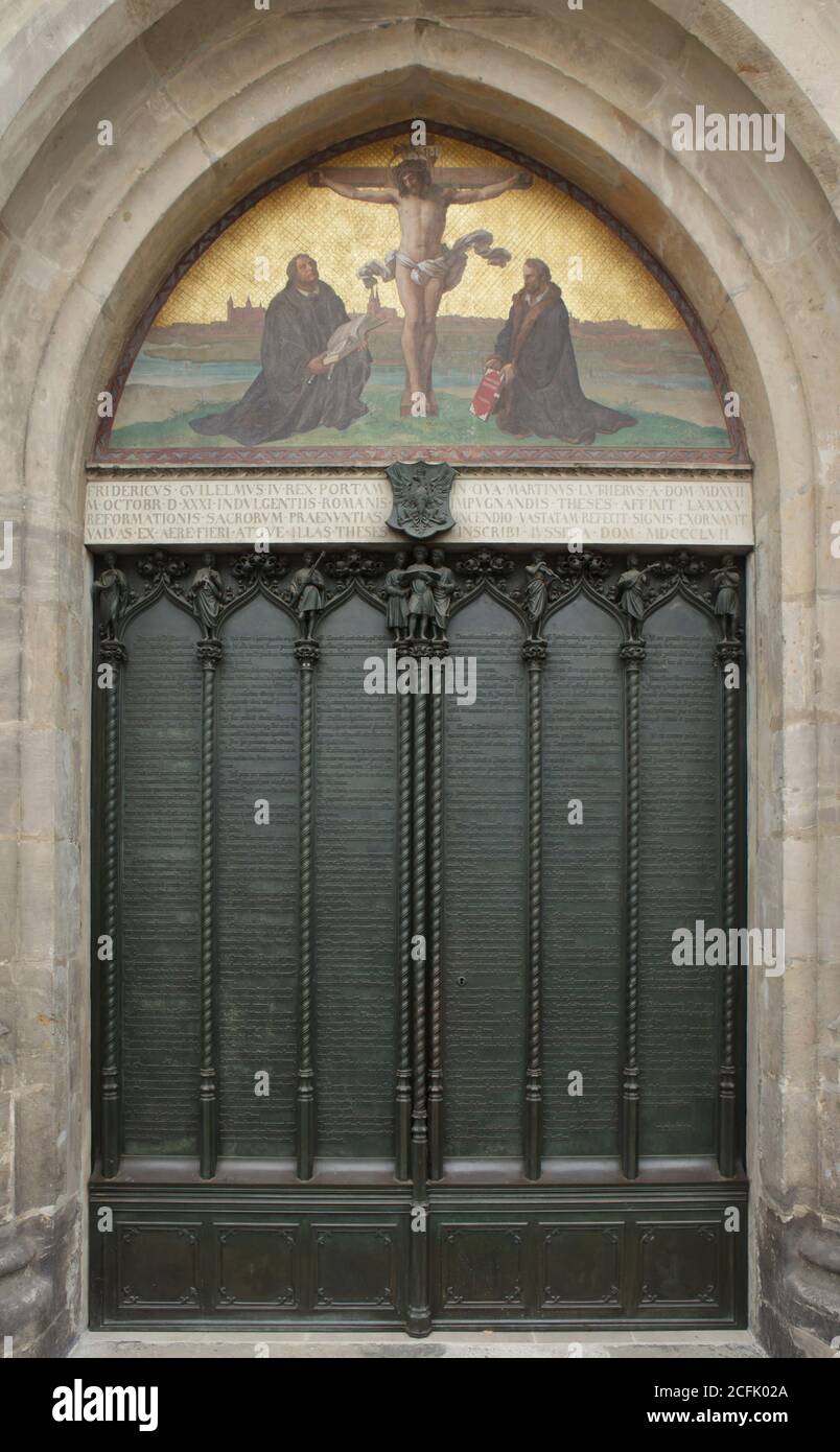 Tesi porta della Chiesa del Castello (Schloßkirche) a Wittenberg, Sassonia-Anhalt, Germania. Martin Lutero postò i novantacinque Tesi alla porta della Chiesa di tutti i Santi il 31 ottobre 1517, all'inizio della riforma protestante. Le porte originali furono distrutte da un incendio durante la Guerra dei sette anni nel 1760. Porta in bronzo modellata dalla porta tedesca Friedrich Drake sono stati installati qui nel novembre 1858. Foto Stock