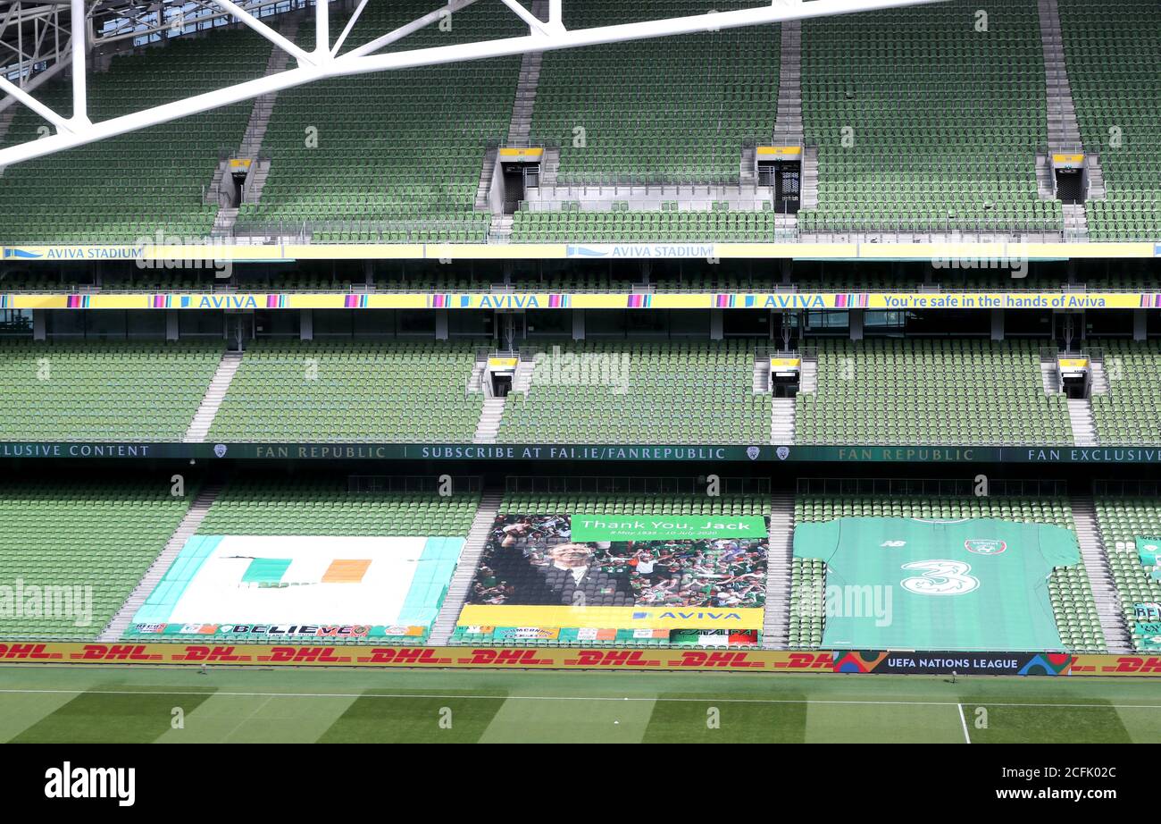 Una vista generale dei banner negli stand, tra cui un tributo al defunto Jack Charlton prima della UEFA Nations League Group 4, partita di campionato B allo stadio Aviva, Dublino. Foto Stock