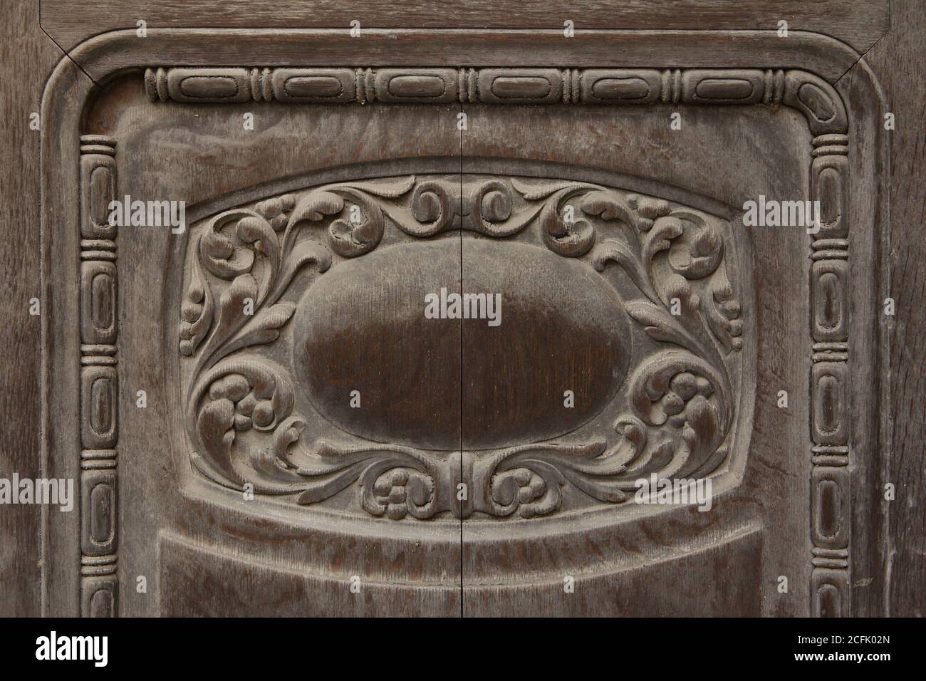 Jugendstil porta in legno intagliato nel centro storico di Wittenberg, Sassonia-Anhalt, Germania. Foto Stock