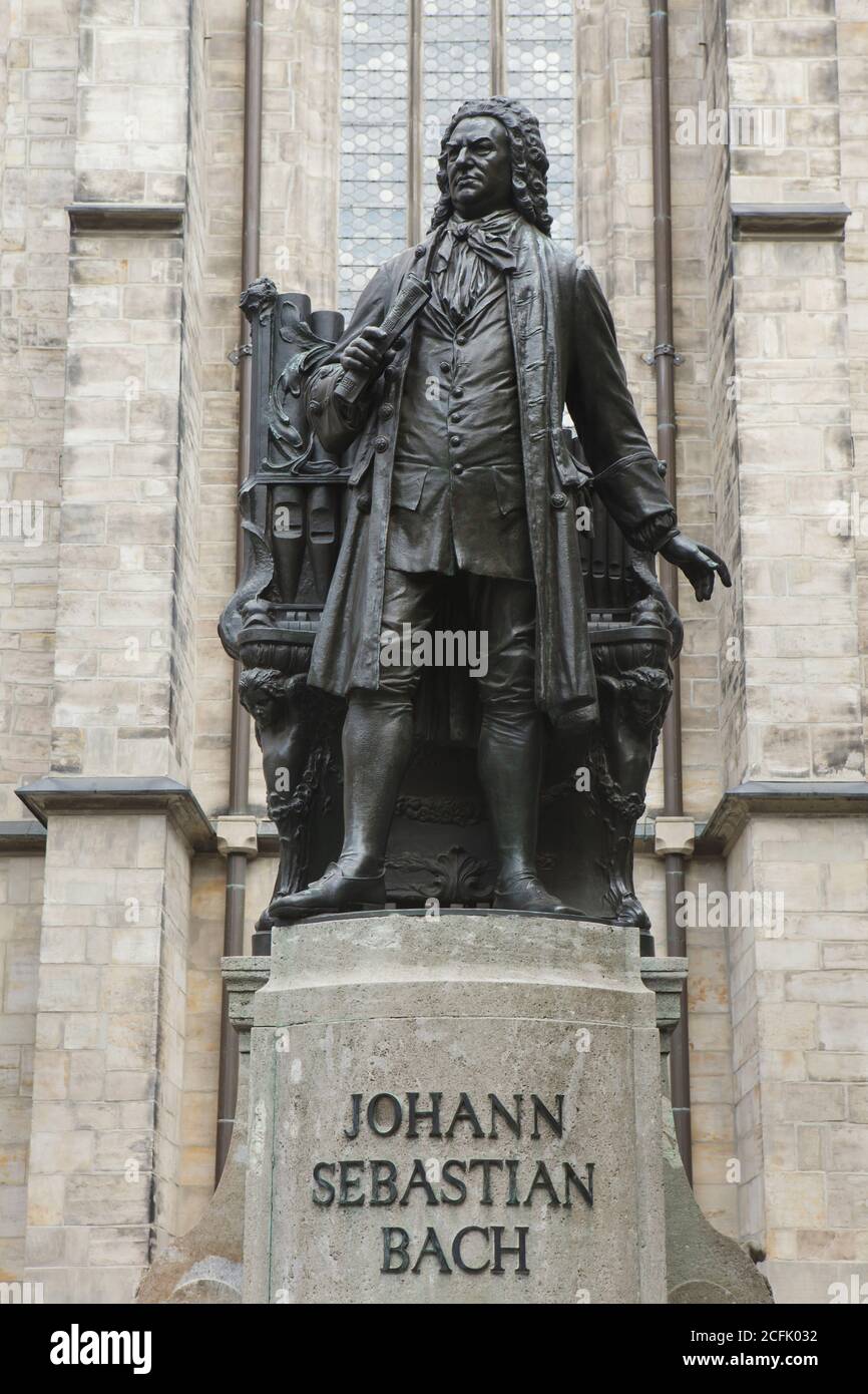 Monumento al compositore tedesco Johann Sebastian Bach progettato dallo scultore tedesco Carl Seffner (1908) accanto alla chiesa di San Tommaso (Thomaskirche) a Lipsia, Sassonia, Germania. Foto Stock