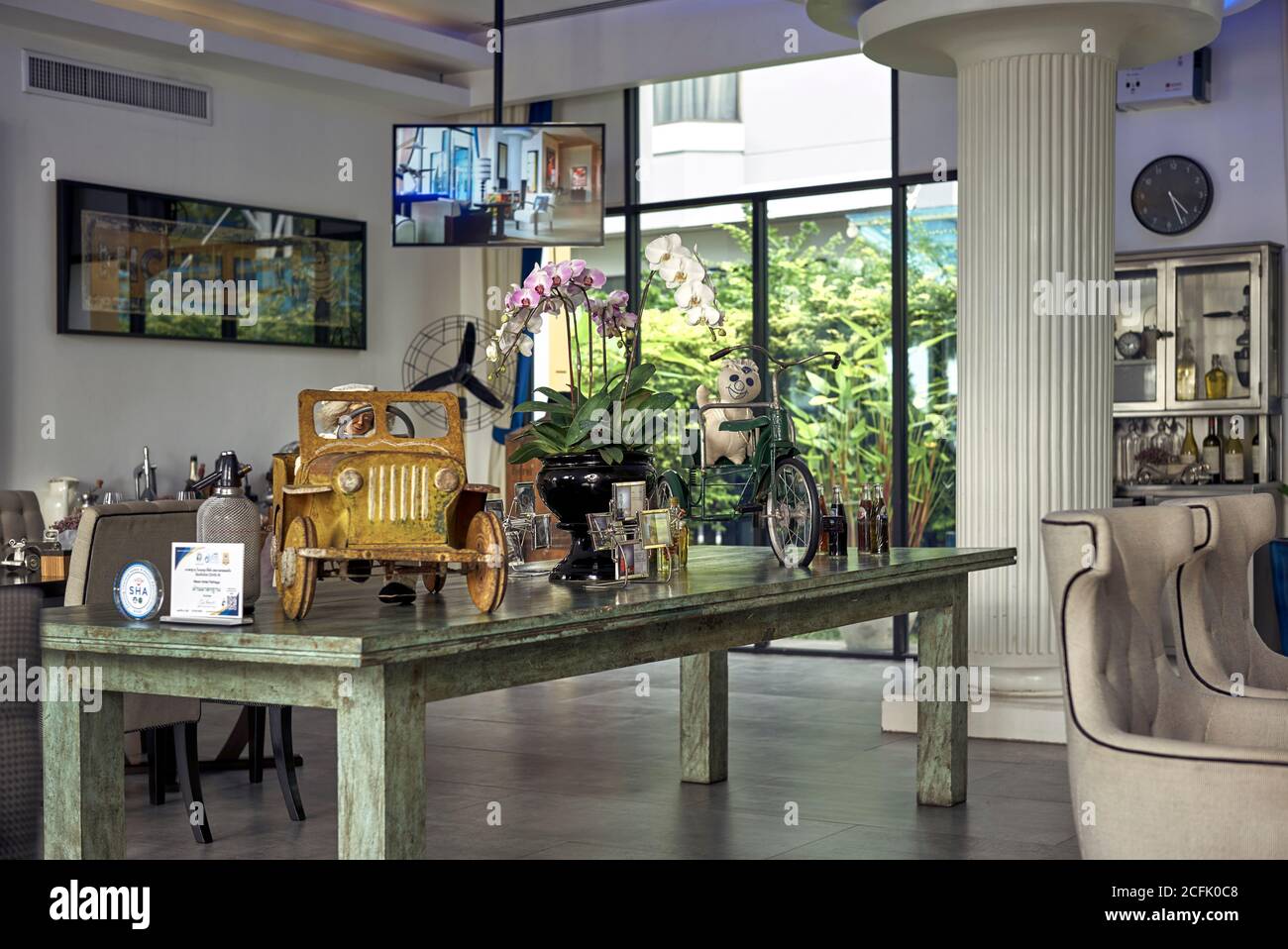 Gli interni del ristorante boutique presentano oggetti d'epoca in Thailandia Sud-est Asia Foto Stock