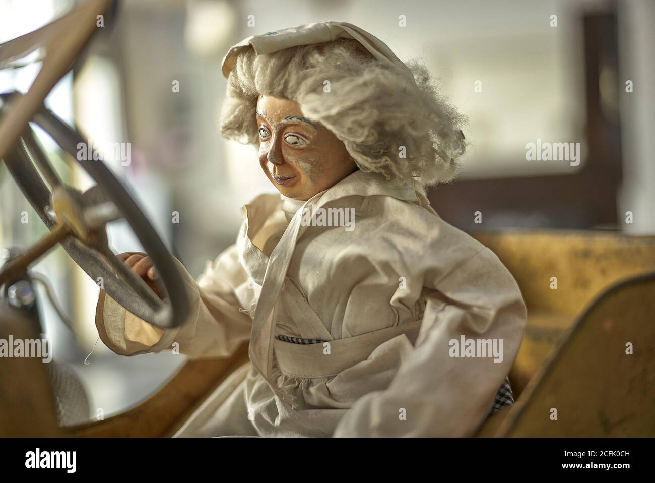 Bambola antica che guida un'auto Foto Stock