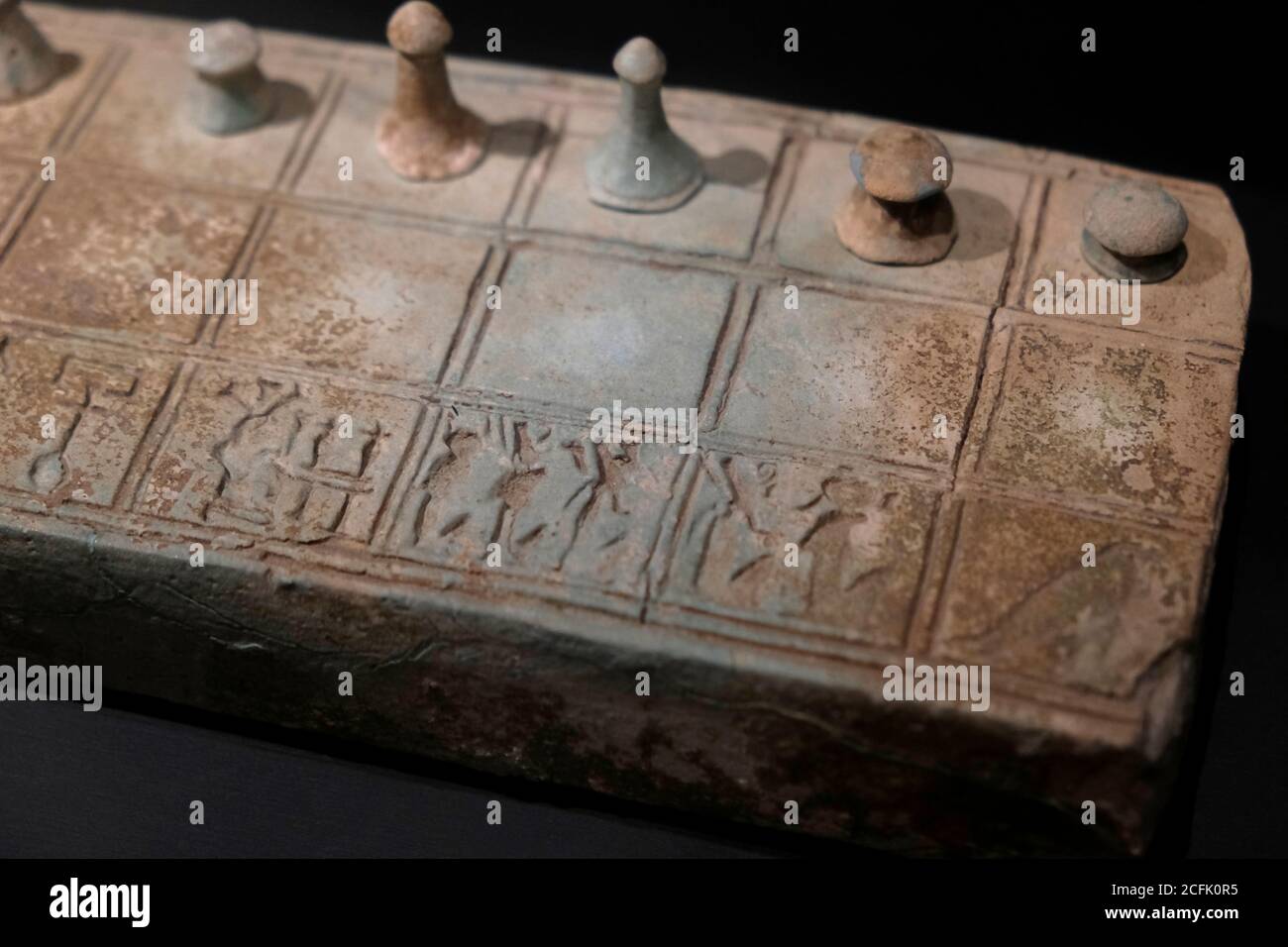 Gioco da tavolo Senet dall'antico Egitto fatto di pietra Foto stock - Alamy