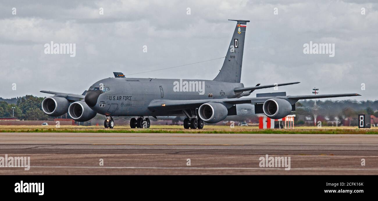 Boeing KC-135R Stratotanker USAFE 80100 decollo da RAF Mildenhall Foto Stock