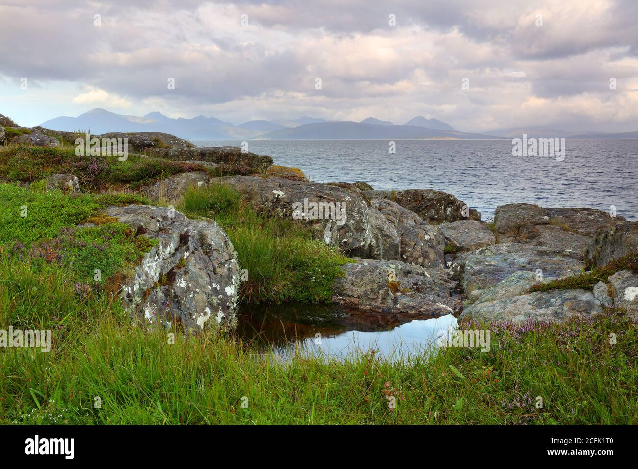 Vista di Inner Sound e dell'Isola di Skye da vicino Duirinish, West Highlands, Scozia, Regno Unito. Foto Stock