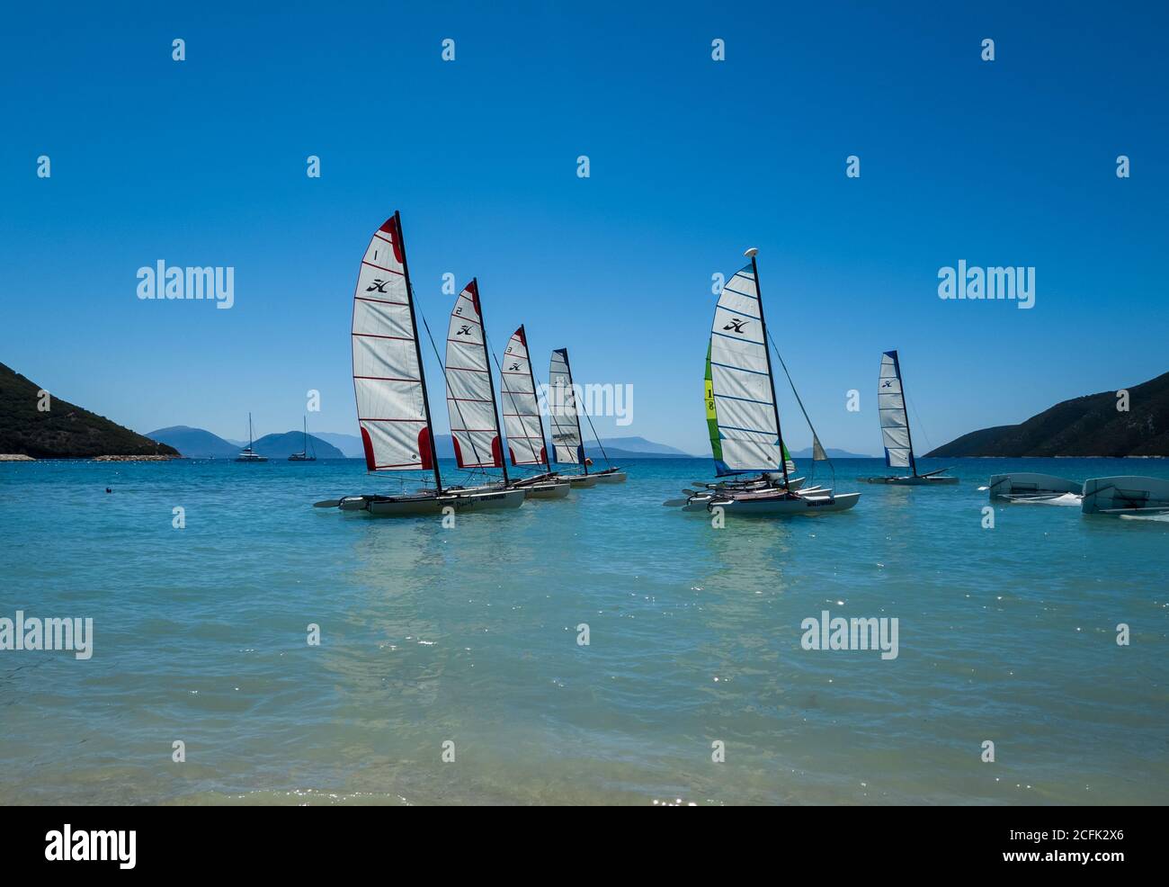 Barche a vela a noleggio nella località di vacanza Vasiliki.principalmente per i turisti a imparare a vela. Foto Stock