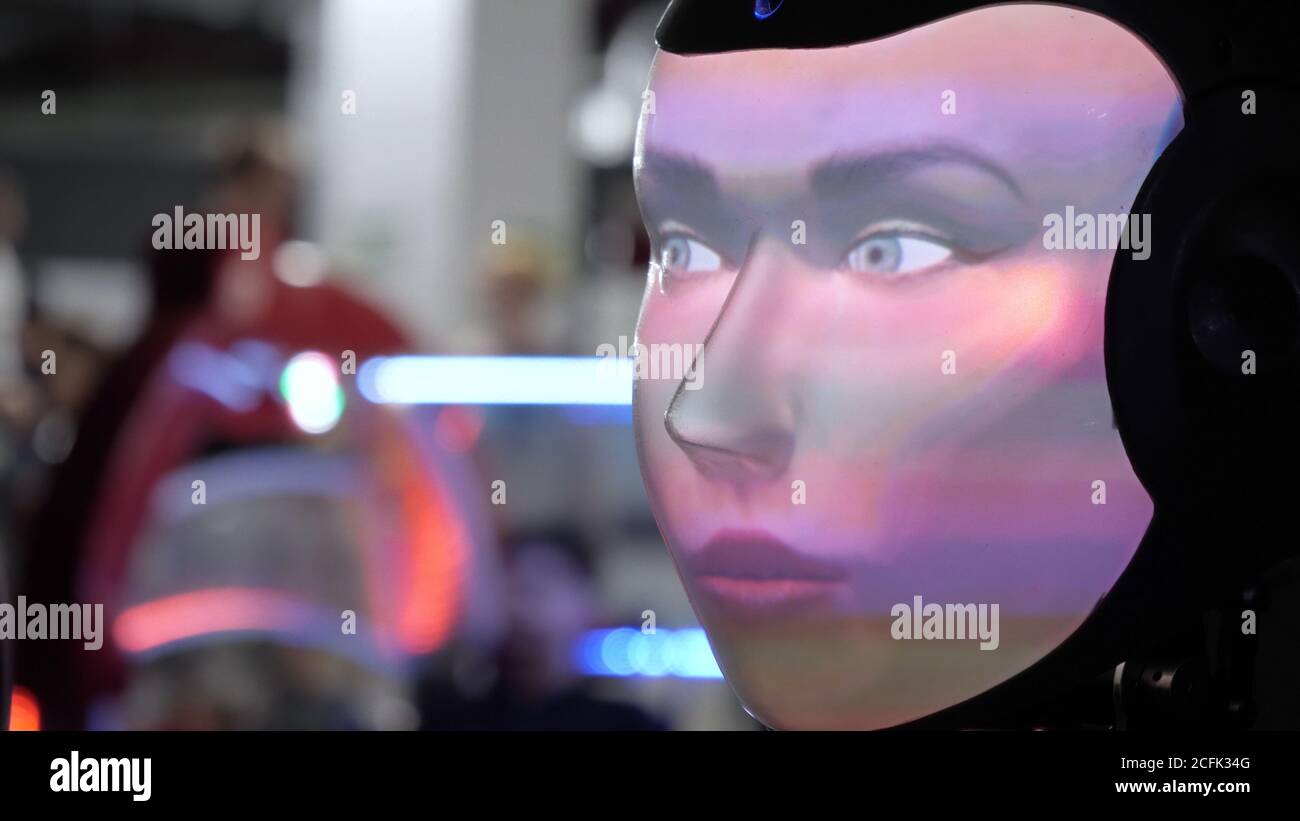 Robot con viso umano realizzato per proiezione. Foto Stock