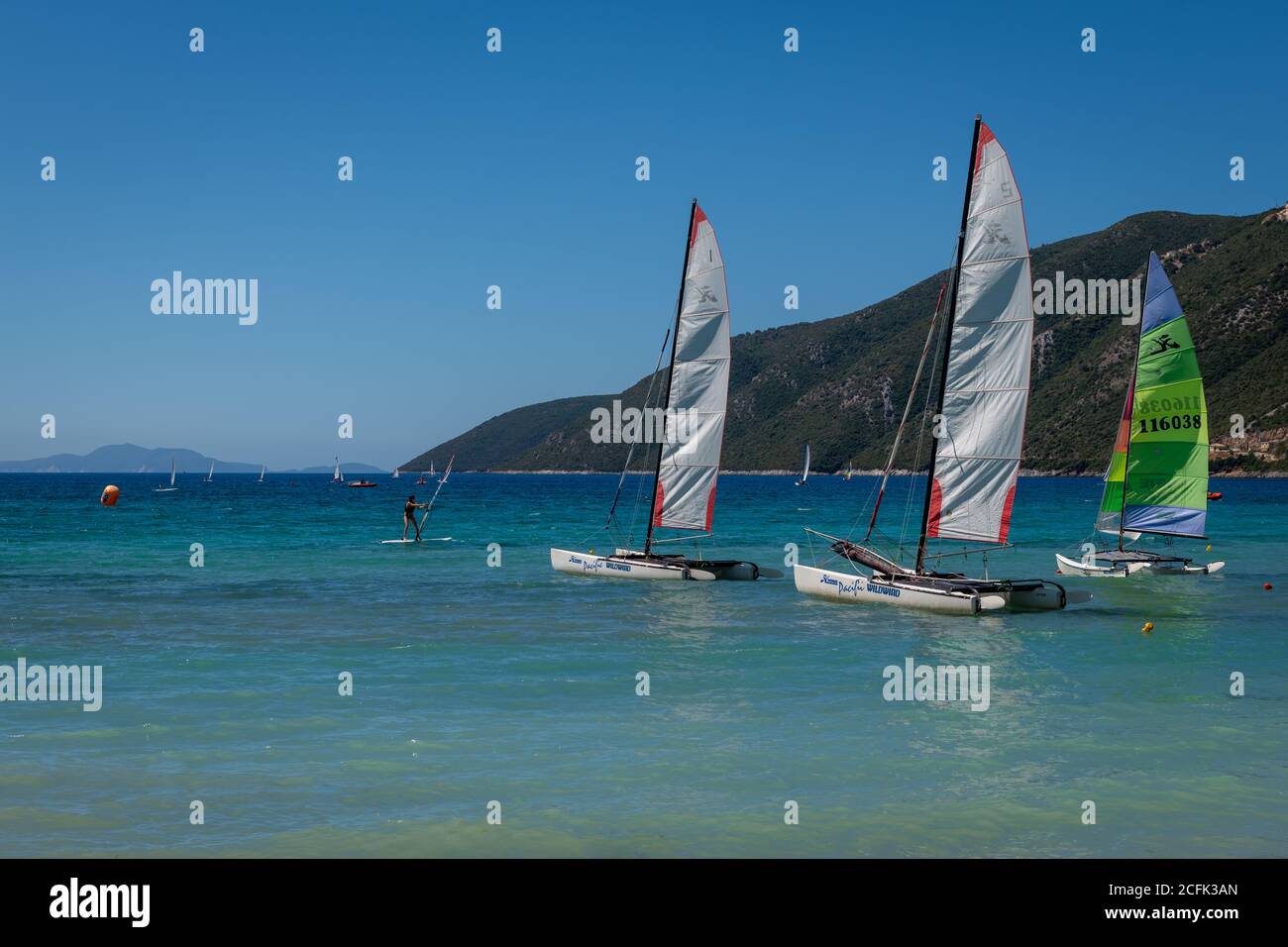 Barche a vela a noleggio nella località di vacanza Vasiliki.principalmente per i turisti a imparare a vela. Foto Stock