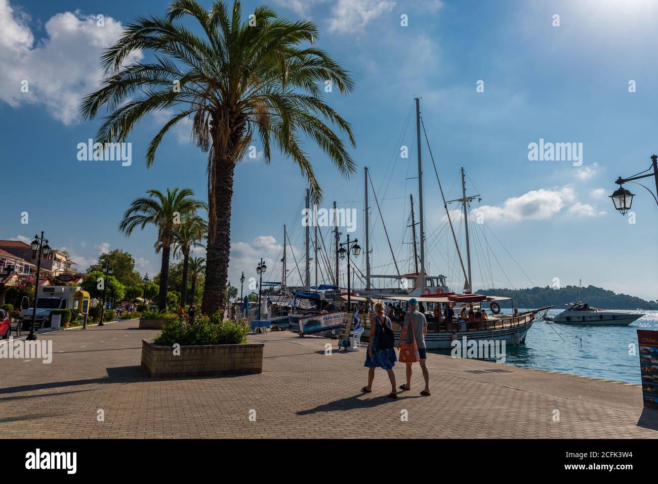 La popolare località turistica di Nydri con le sue barche portuali offre escursioni e gite alle isole vicine. Foto Stock