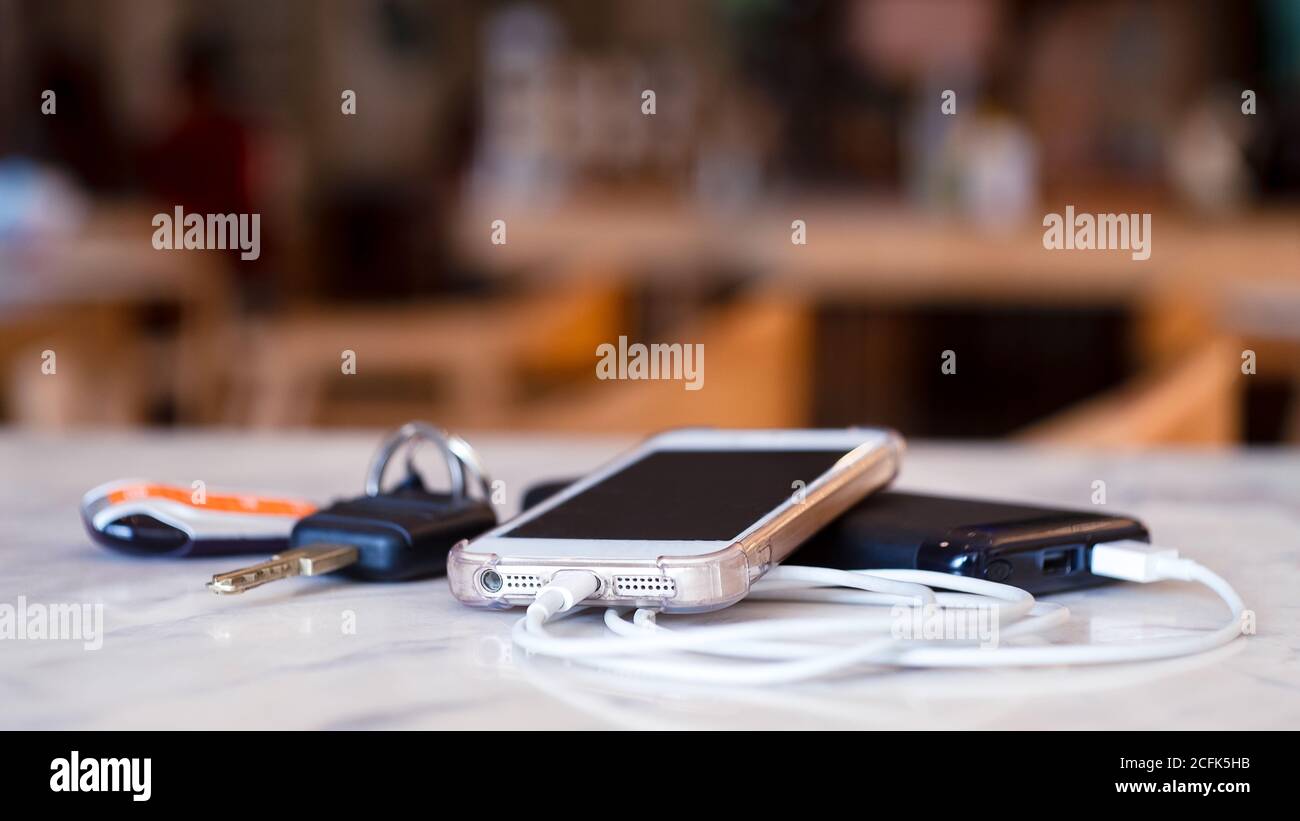 Ricarica dello smartphone tramite power bank con i tasti.stile 16:9 Foto Stock