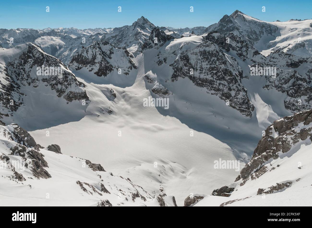 Scenario invernale con Fleckistock e Sustenhorn dalla cima del Monte Titlis. Foto Stock