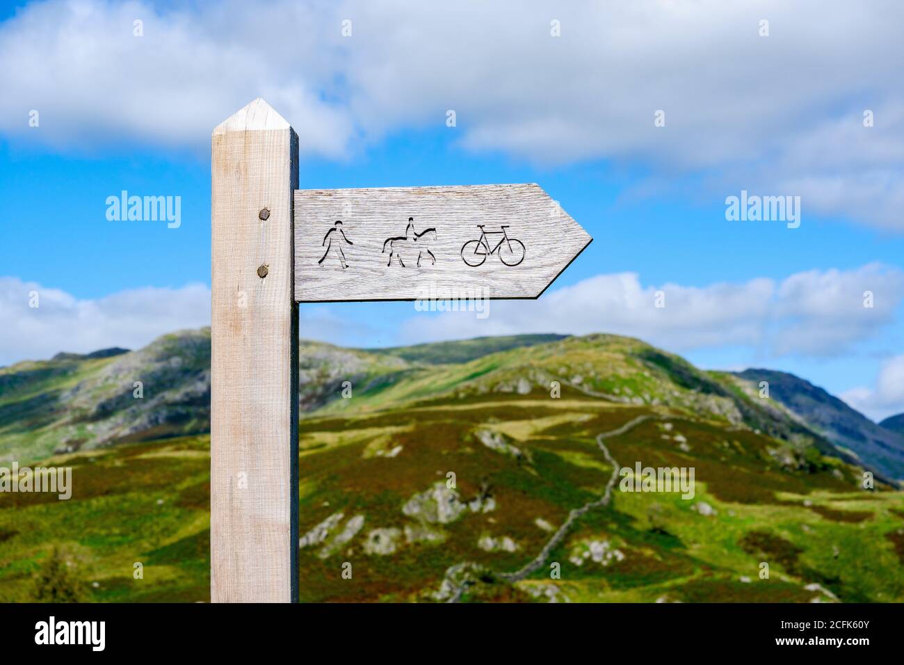 Cartello pubblico in legno sulla Kirkstone Pass nel Lake District Foto Stock