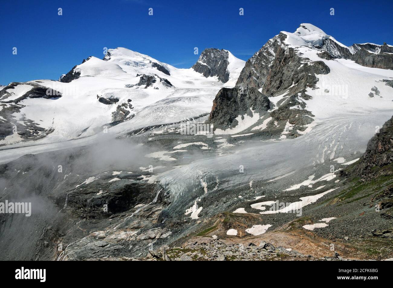 I ghiacciai Allalin e Hohlaub visti dalla cabina Britannia sopra Saas-Almagell. Foto Stock