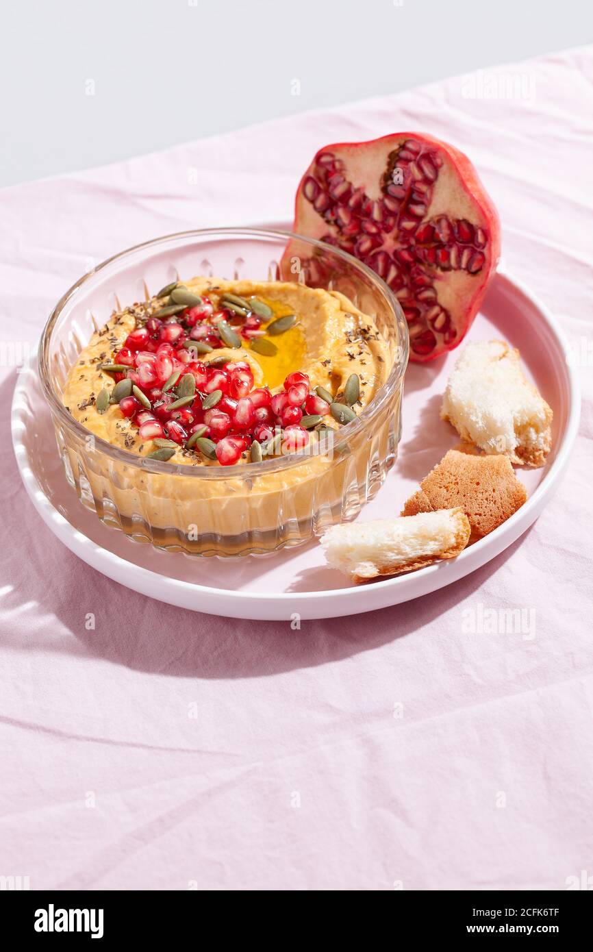 Bagno Di Hummus Di Zucca Con Melograno E Semina Su Fondo Tessile Rosa Salutare Antipasto Vegetariano Del Ringraziamento Foto Stock Alamy