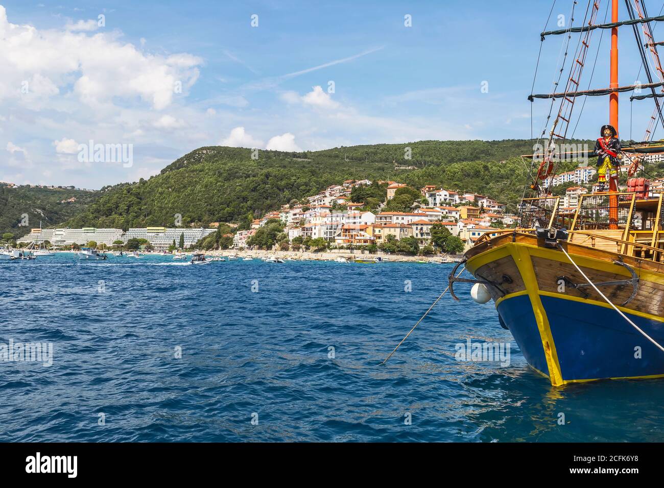 RABAC, CROAZIA - 29 AGOSTO 2020 - Vista di Rabac sulla spiaggia Girandella con le barche nel porto, sullo sfondo strutture alberghiere, Istria, Croazia Foto Stock