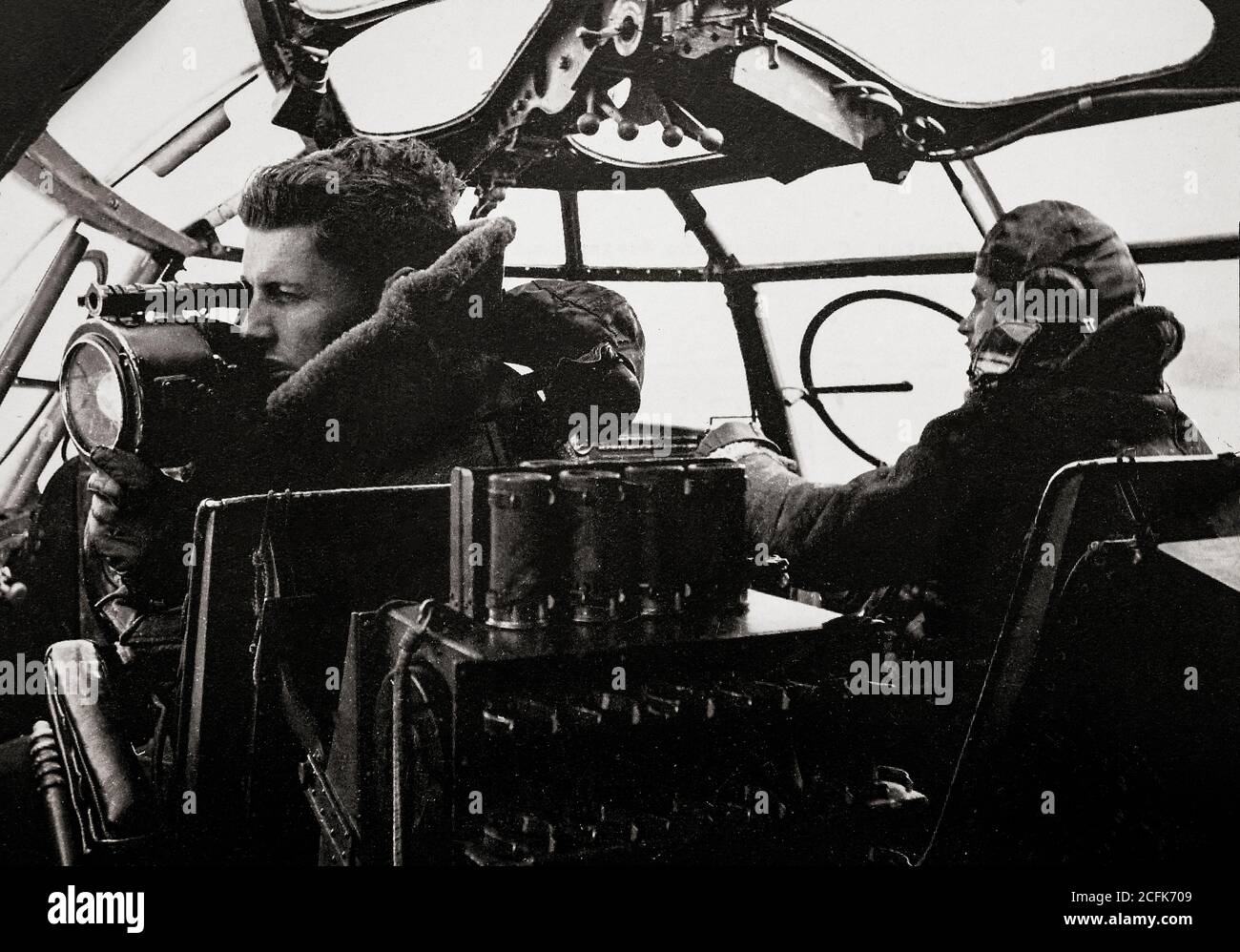 Il navigatore in una breve nave volante Sunderland segnalando con una lampada Aldis ad un convoglio. Durante la seconda guerra mondiale, con il miglioramento delle misure britanniche contro i sottomarini, iniziarono a infliggere anche perdite, con i tedeschi che si reputarono soprannominati il Sunderland il "Flying Porcupine". Foto Stock