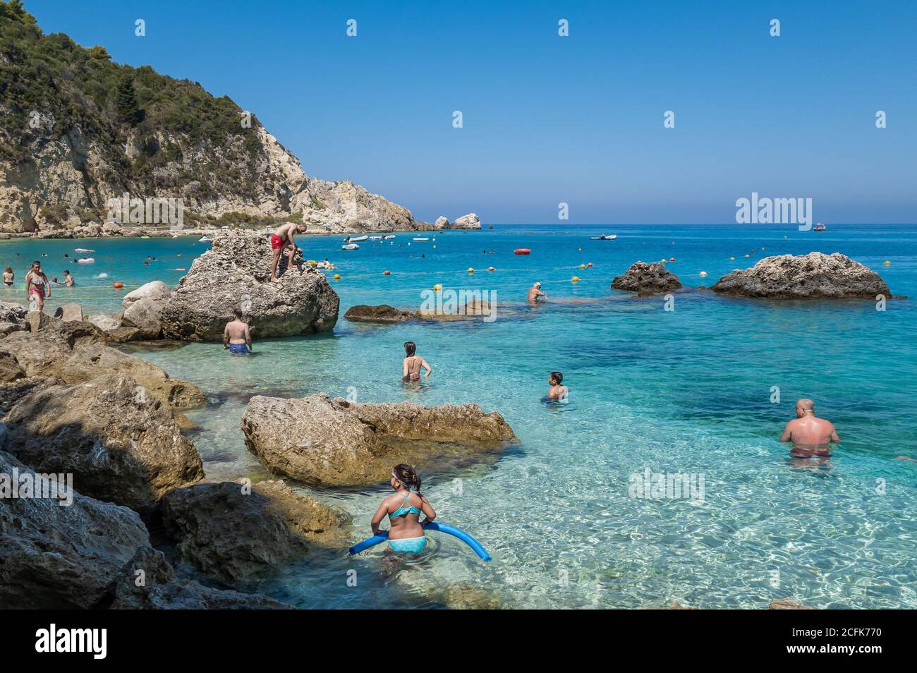 I vacanzieri si divertono a nuotare nelle acque cristalline di questo splendido resort. Foto Stock