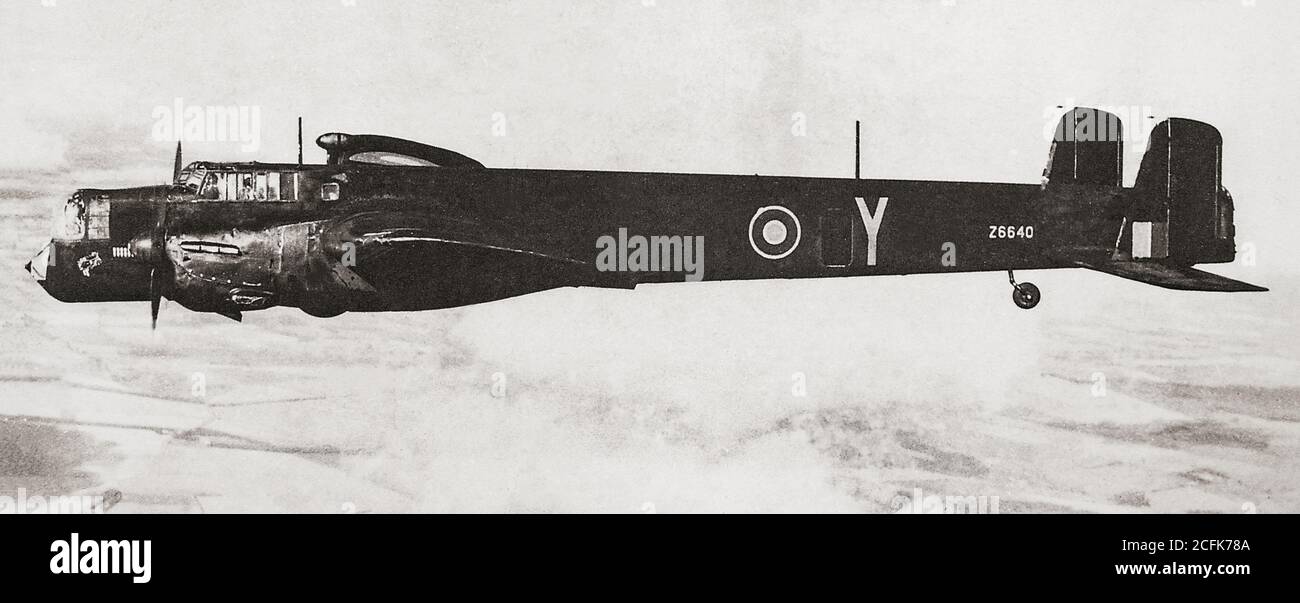 Un Armstrong Whitworth Whitley V, uno dei tre tipi di bombardieri britannici a doppio motore, di linea anteriore, che erano in servizio con la Royal Air Force (RAF) allo scoppio della seconda guerra mondiale. Introdotto nel 1937, è stato sostituito nel 1942 dalle più grandi "cavie" a quattro ruote, come l'Avro Lancaster. Foto Stock