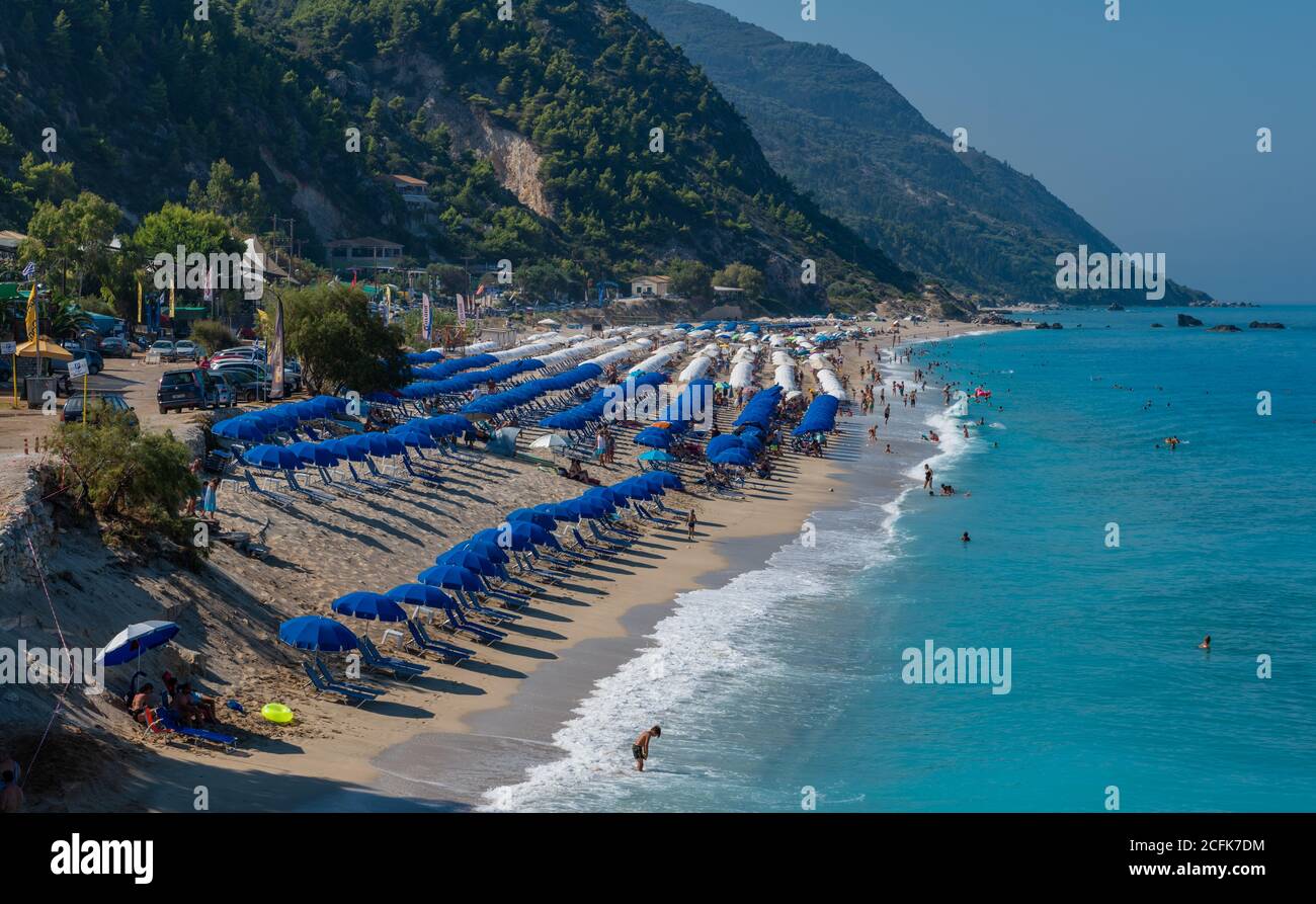 Kathisma Beach piena di lettini e ombrelloni con turisti che si godono la loro vacanza. Foto Stock